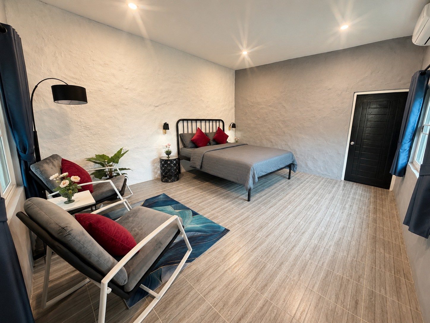 Queen room lounge